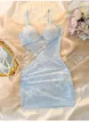 ثوب نوم أنيق للنساء مزين بالدانتيل الأزرق الفاتح والخرز اللامع والتصميم المفرغ