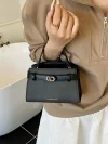 حقيبة يد عصرية بتصميم ريترو من جلد PU مع رقعات وحزام كتف قابل للتعديل، حقيبة كروس بودي مع قفل معدني أنيق وإغلاق مغناطيسي، حقيبة خفيفة الوزن للنساء